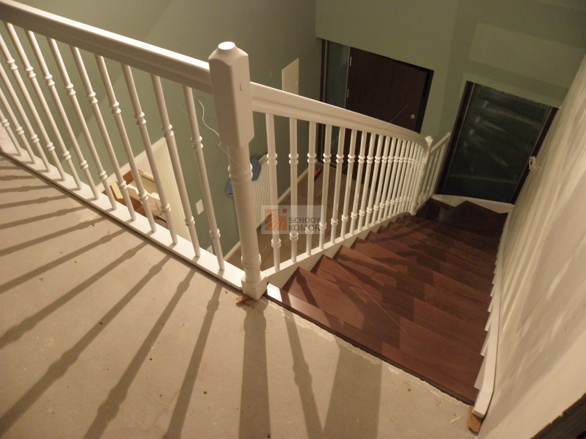 białe schody drewniane brązowe trepy ozdobny słupek toczone tralki