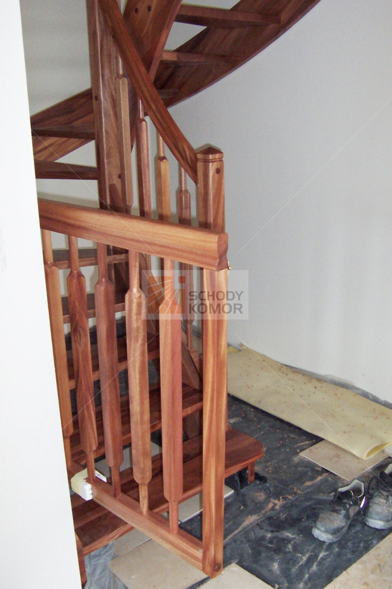 bramka barierka do schodów drewnianych