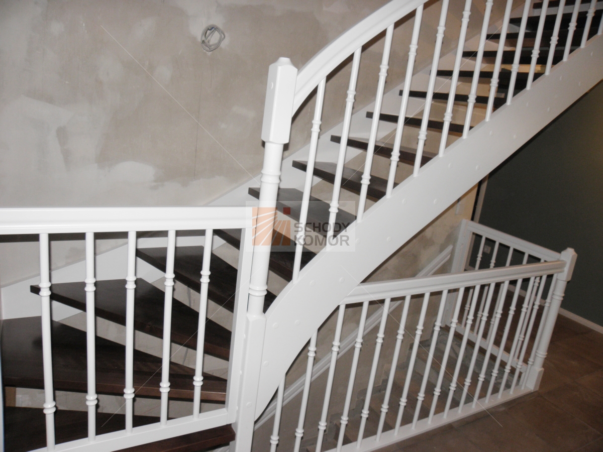 bramka zabezpieczająca białe schody policzkowe ażurowe z czarnymi stopniami