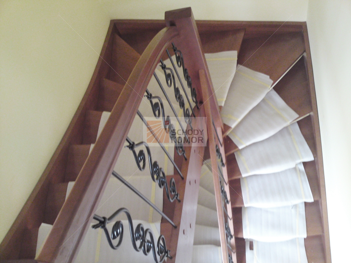 klasyczne schody drewniane z balustradą balustradą policzkowe zabiegowe