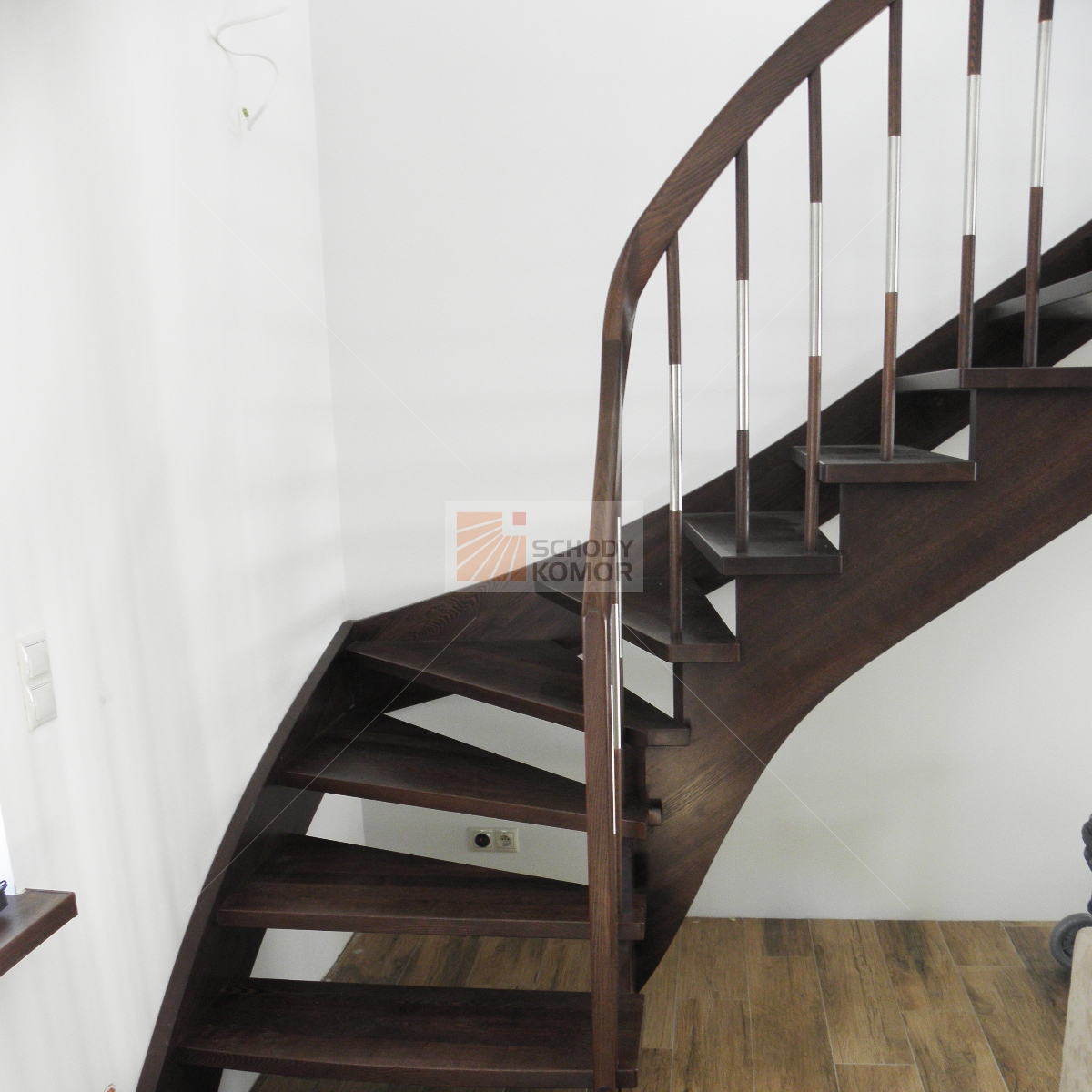 klasyczne schody z tralkami połączenie metal z drewnem