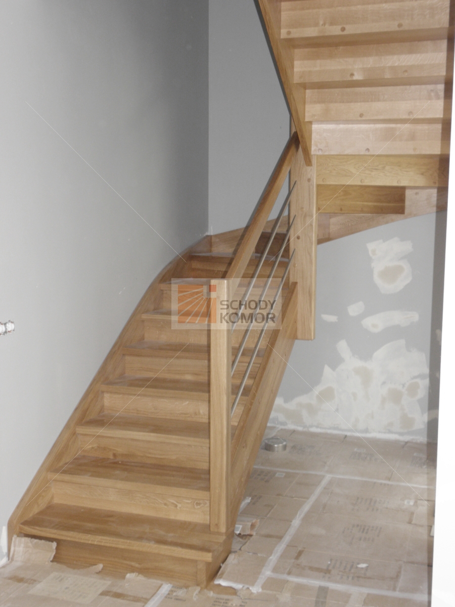 nowoczesne schody z drewna jesionowego pełne z podstopnicami