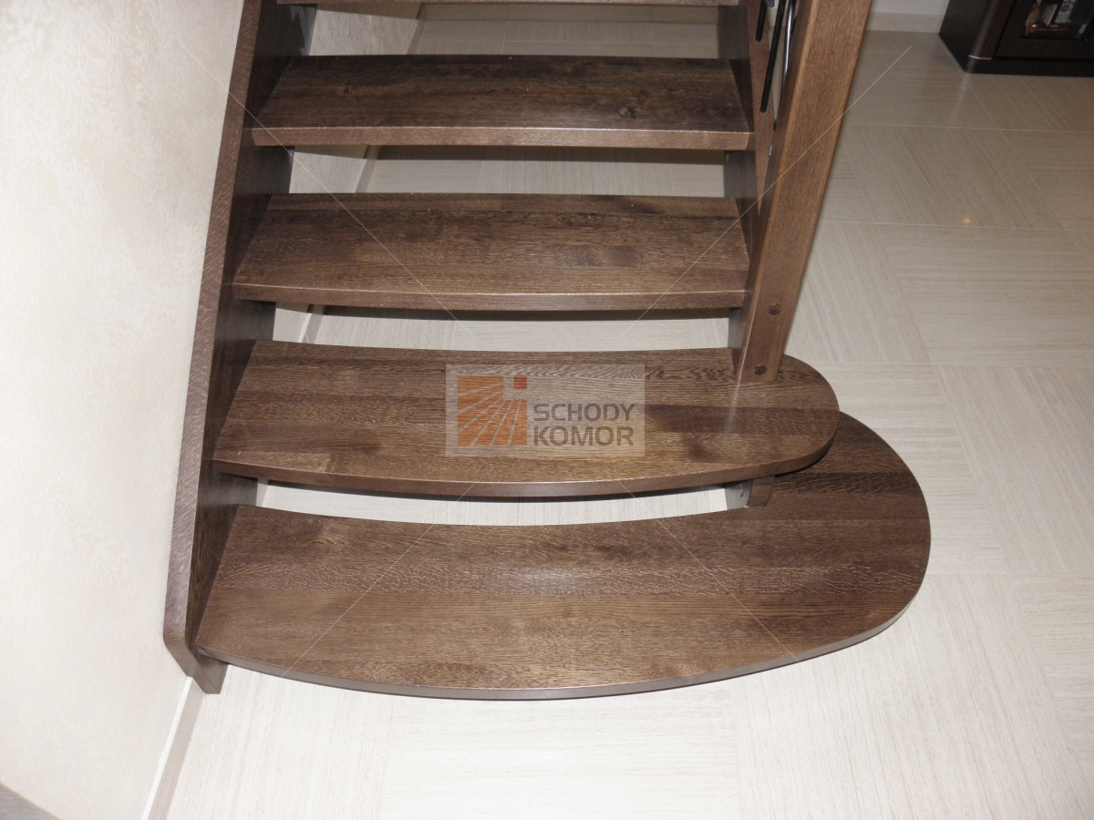 ozdobny półokrągły stopień zapraszający w schodach drewnianych