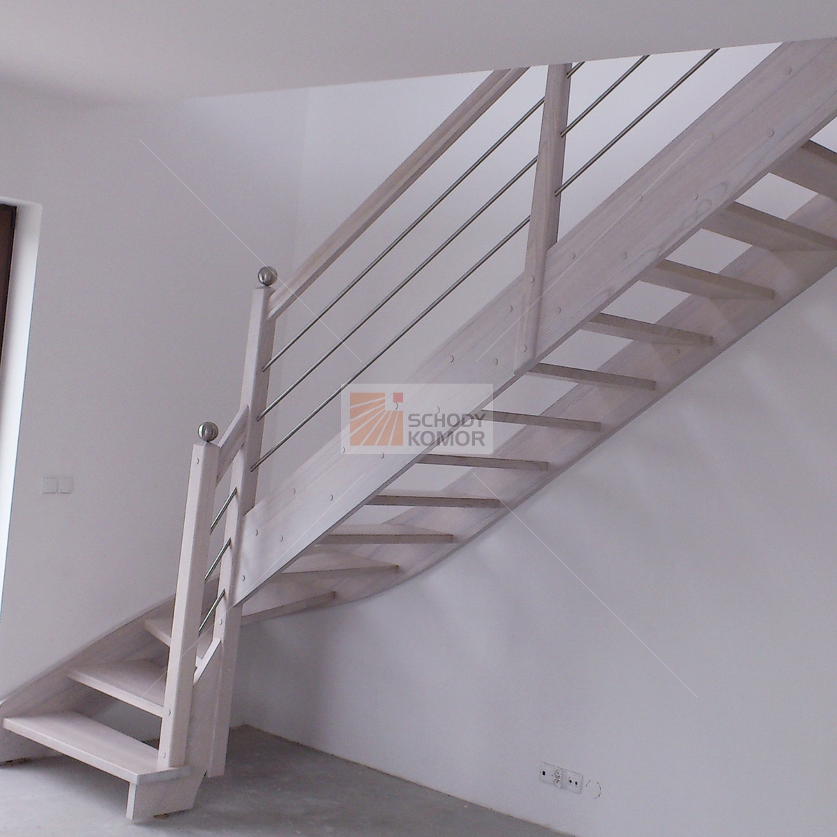 schody bielone z balustradą z elementami ze stali nierdzewnej