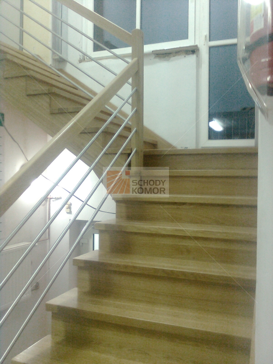 schody bukowe zabiegowe z balustradą z metalowymi rurkami