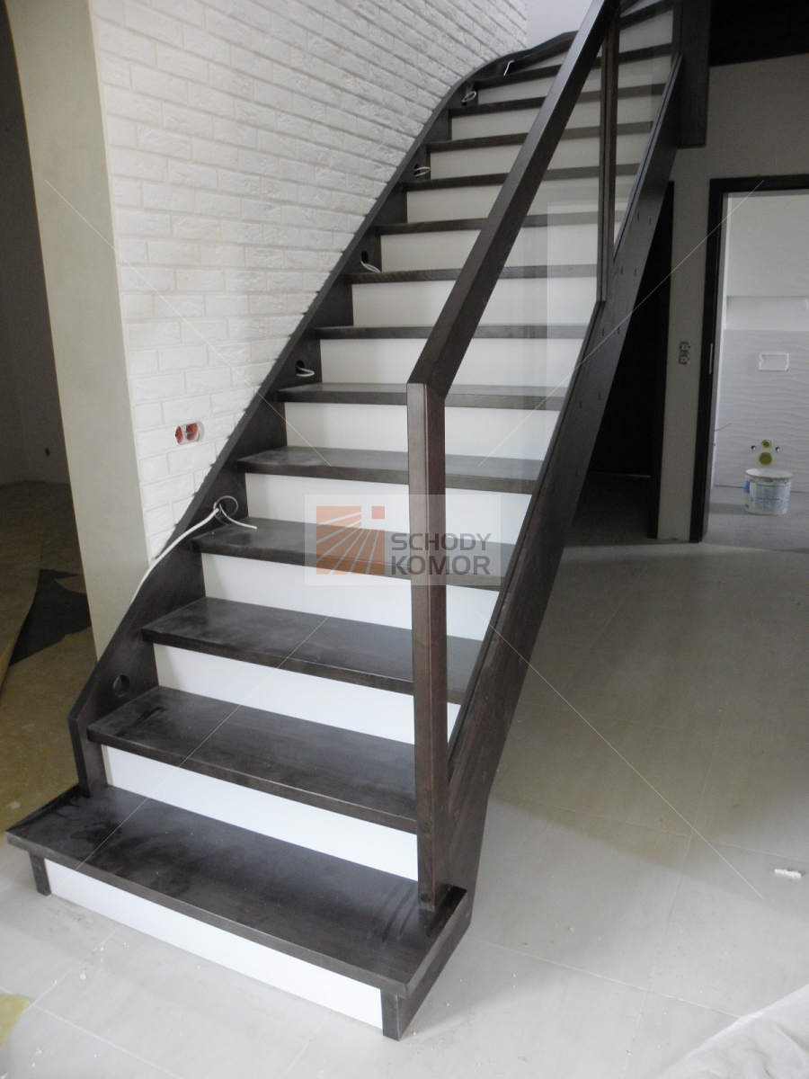 schody czarne drewniane pełne z białymi podstopnicami