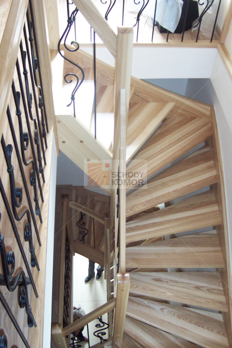 schody drewniane ażurowe zabiegowe z drewna jesionowego