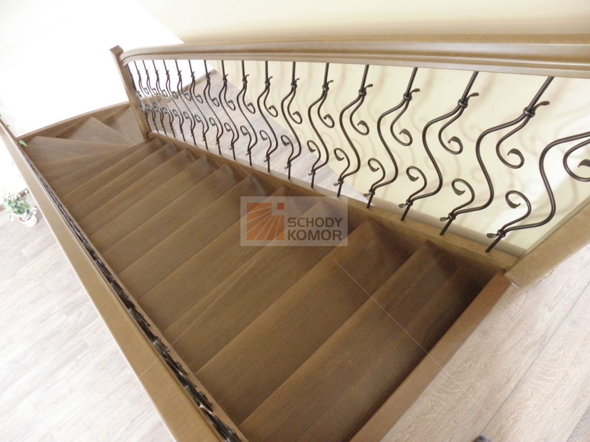 schody drewniane dębowe z kutą balustradą