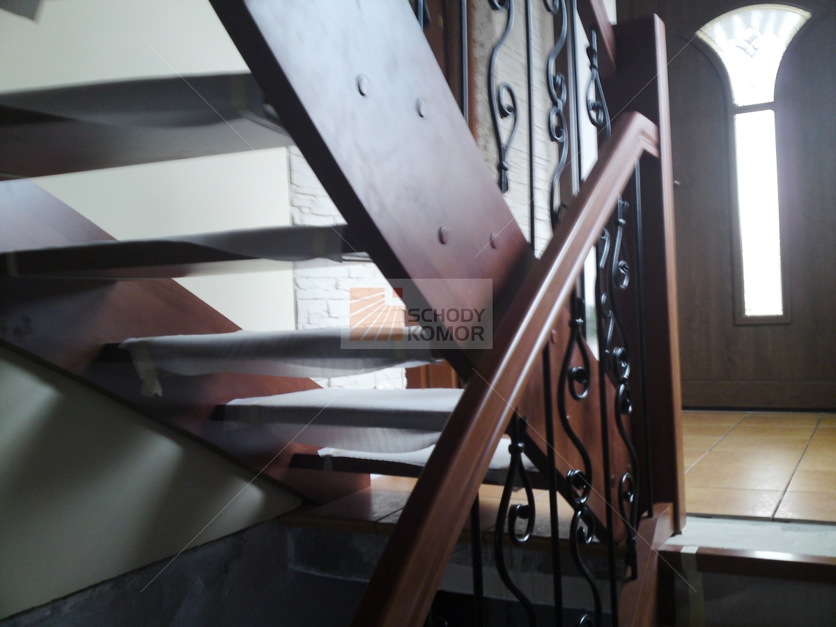 schody drewniane do wnętrz klasycznych domów jednorodzinnych