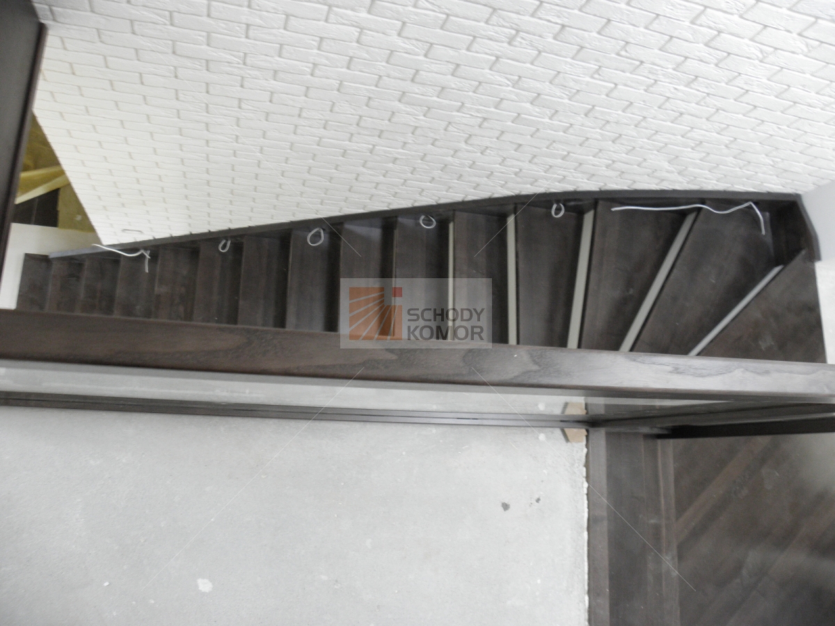 schody drewniane z białymi podstopniami