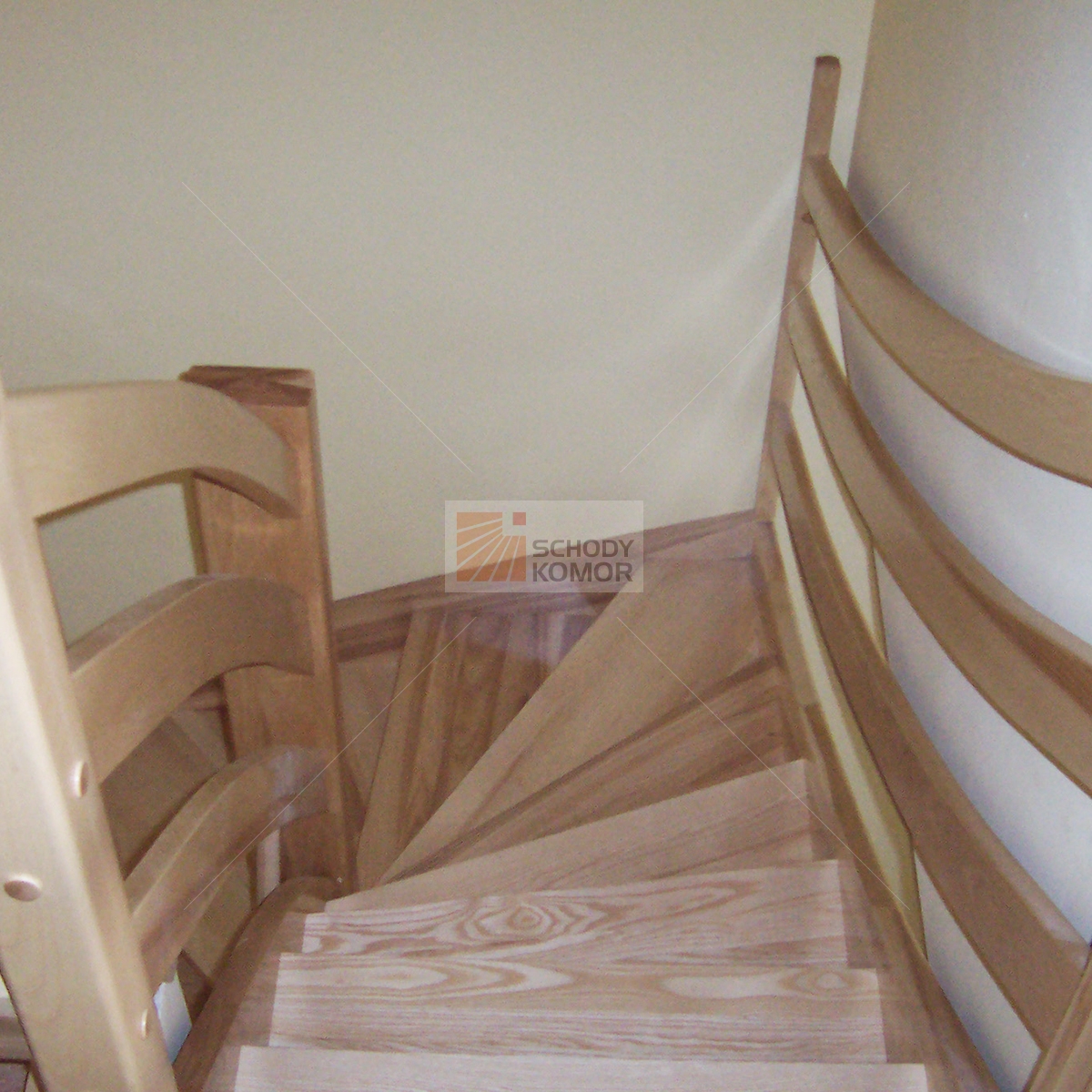 schody drewniane z klasyczną balustradą z desek