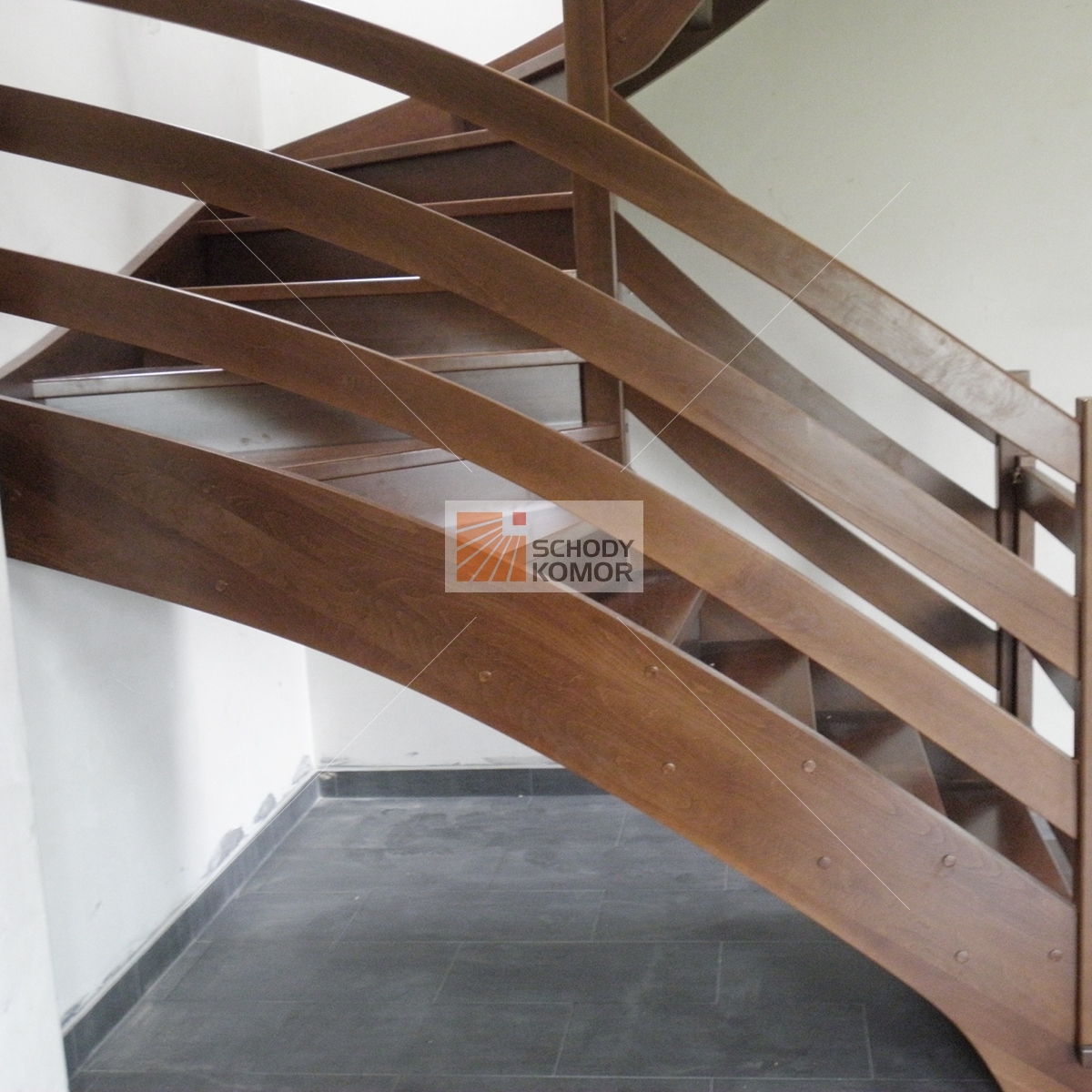 schody drewniane z prostymi deskami w balustradzie