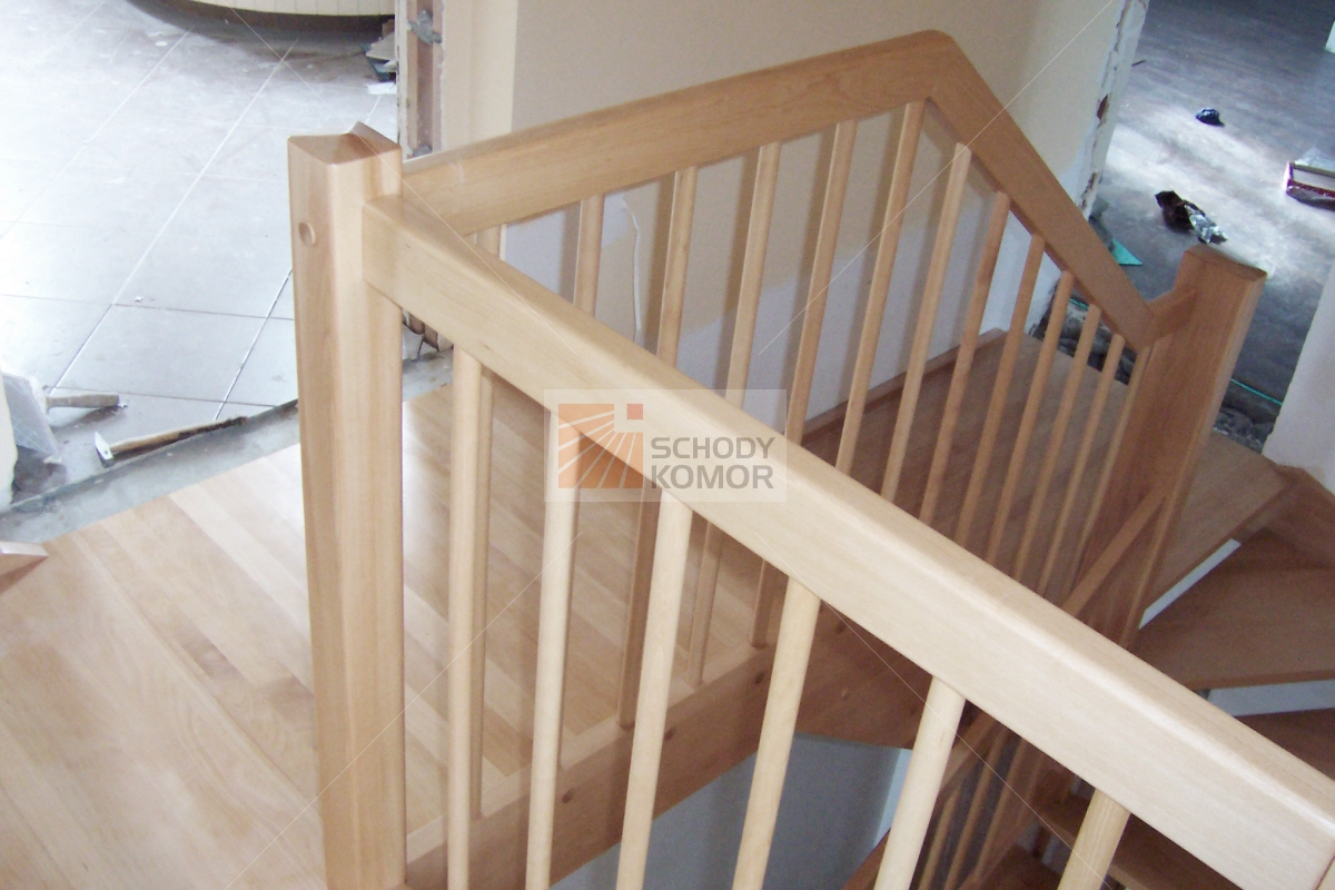 schody drewniane z wyjściem na półpiętro balustrada i tralki z drewna