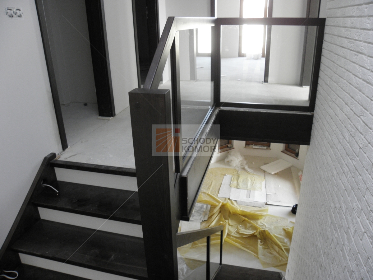 schody drewniane z wyjściem na półpiętro białe podstopnie