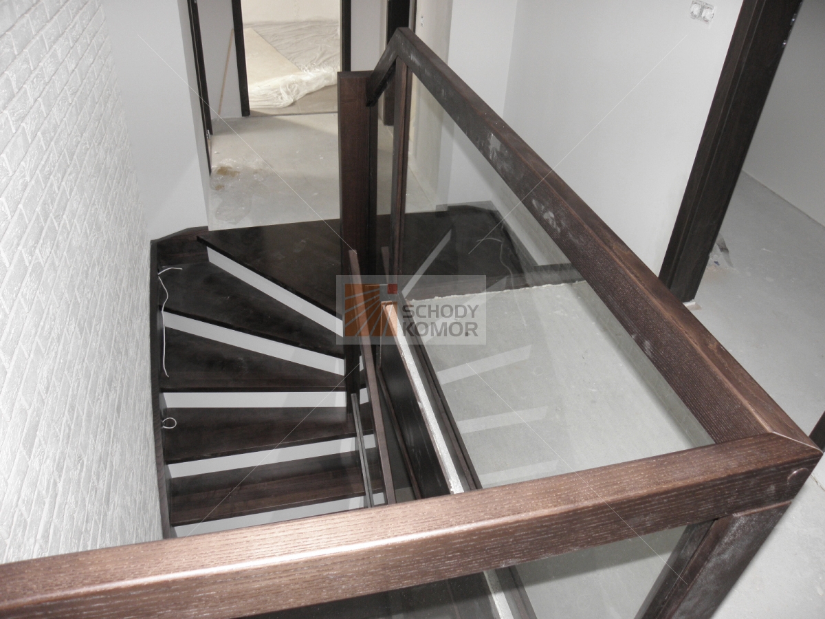 schody drewniane z wyjściem na półpiętro pełne z białymi podstopnicami