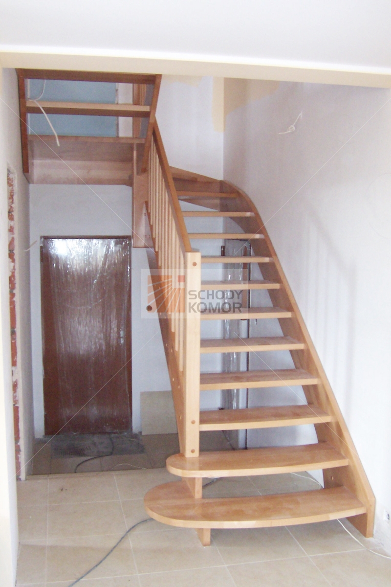 schody dwubiegowe ze spocznikiem na półpiętrze