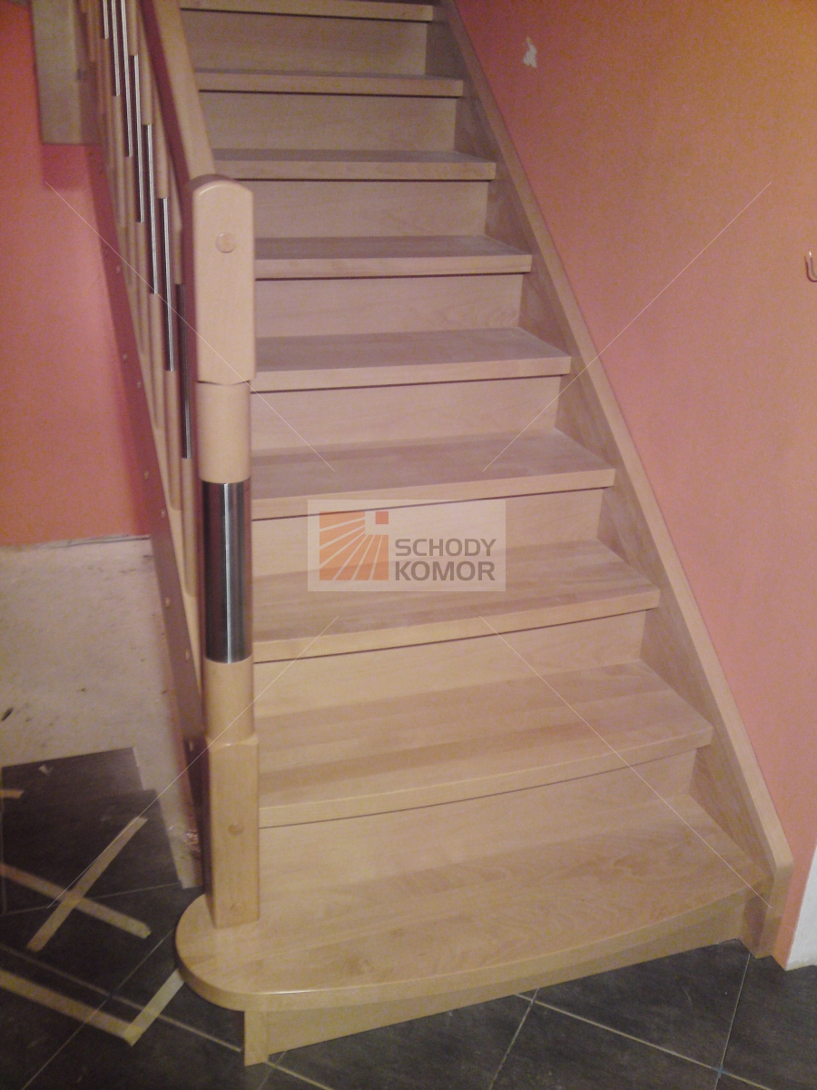 schody jesionowe pełne z podstopnicą słupy metalowo-drewniane