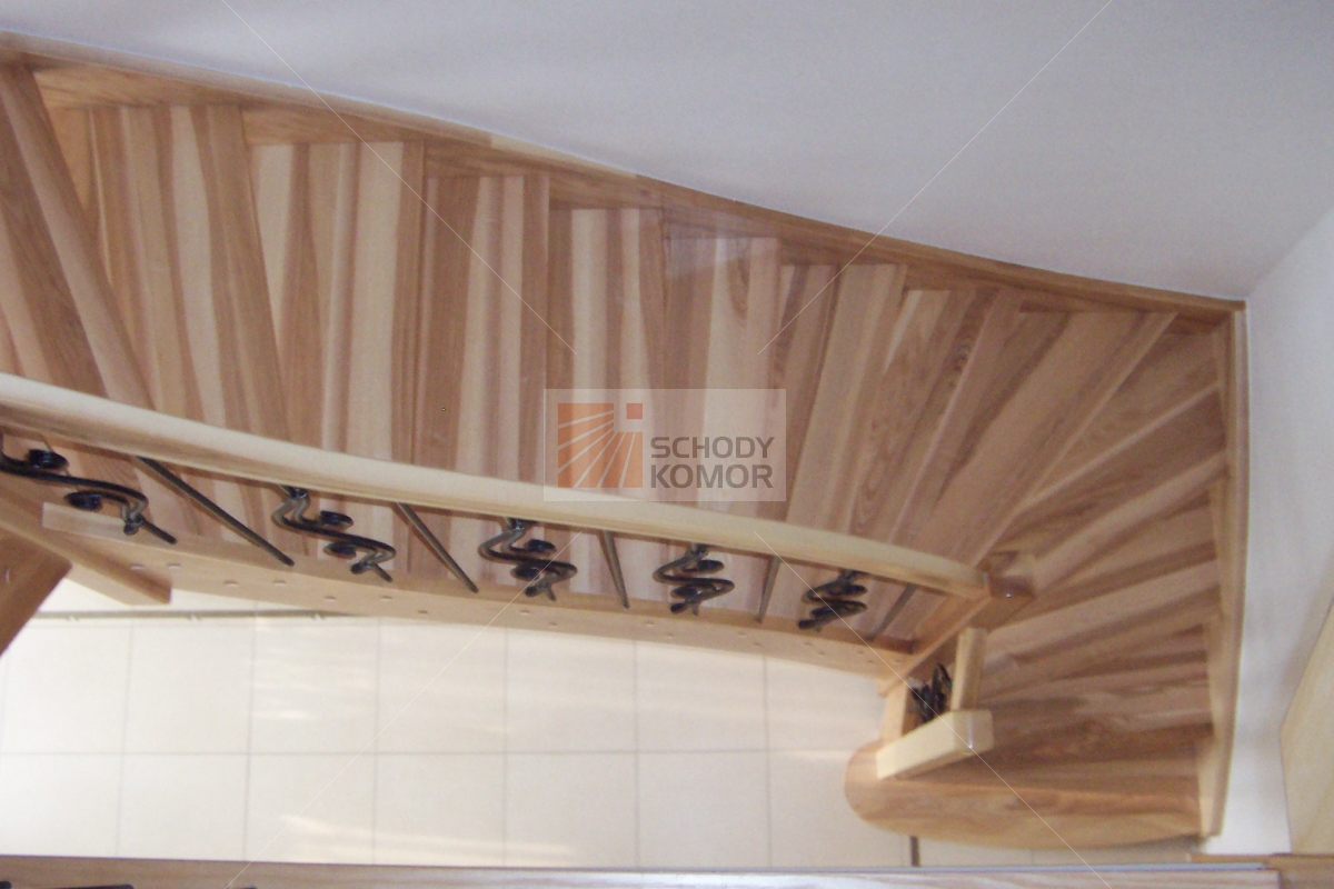 schody policzkowe ażurowe drewno jesion lakierowane