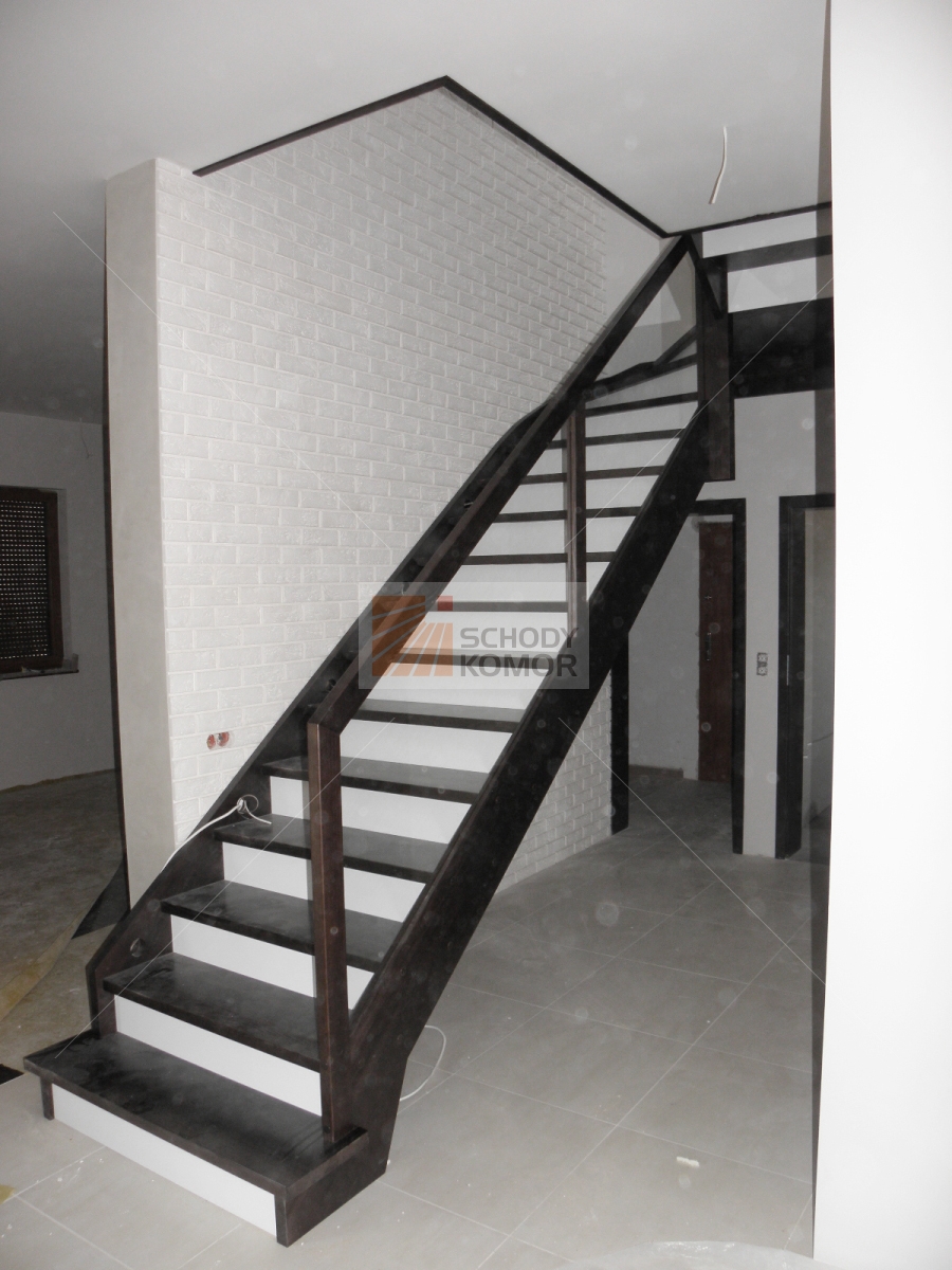 schody z podstopnicami białe czarne trepy szklana balustrada