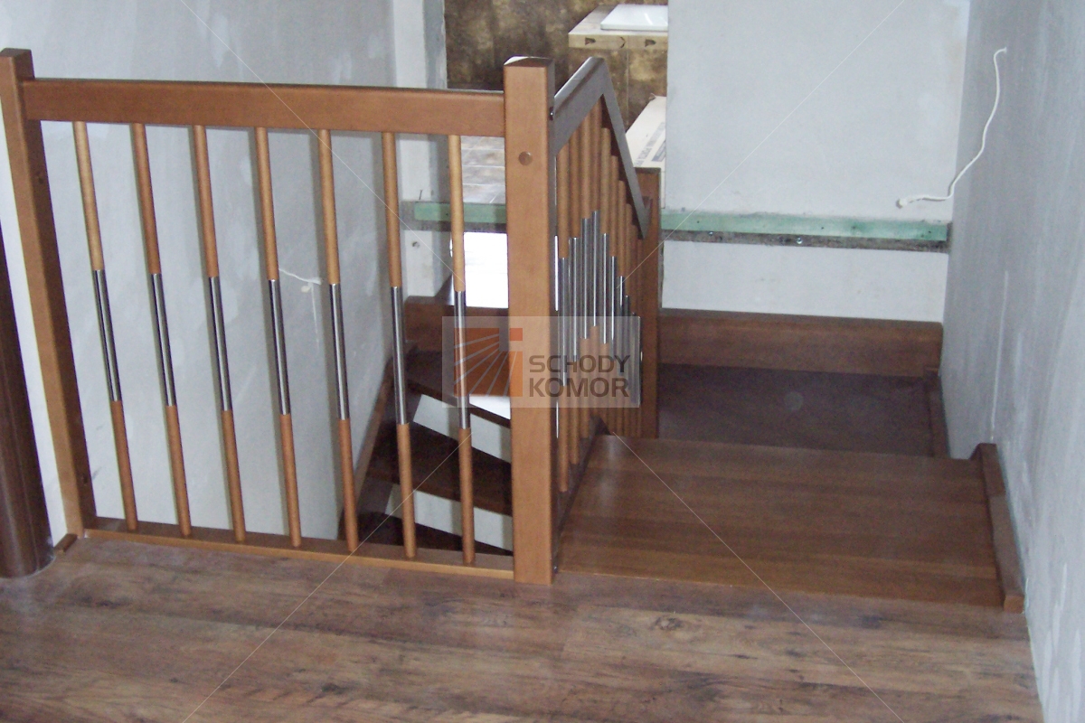schody z wejściem na półpiętro tralki metalowo-drewniane