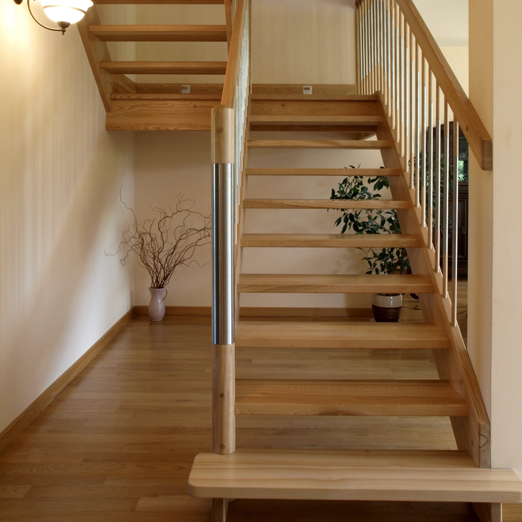 aranżacja schodów drewnianych nowoczesnym w salonie