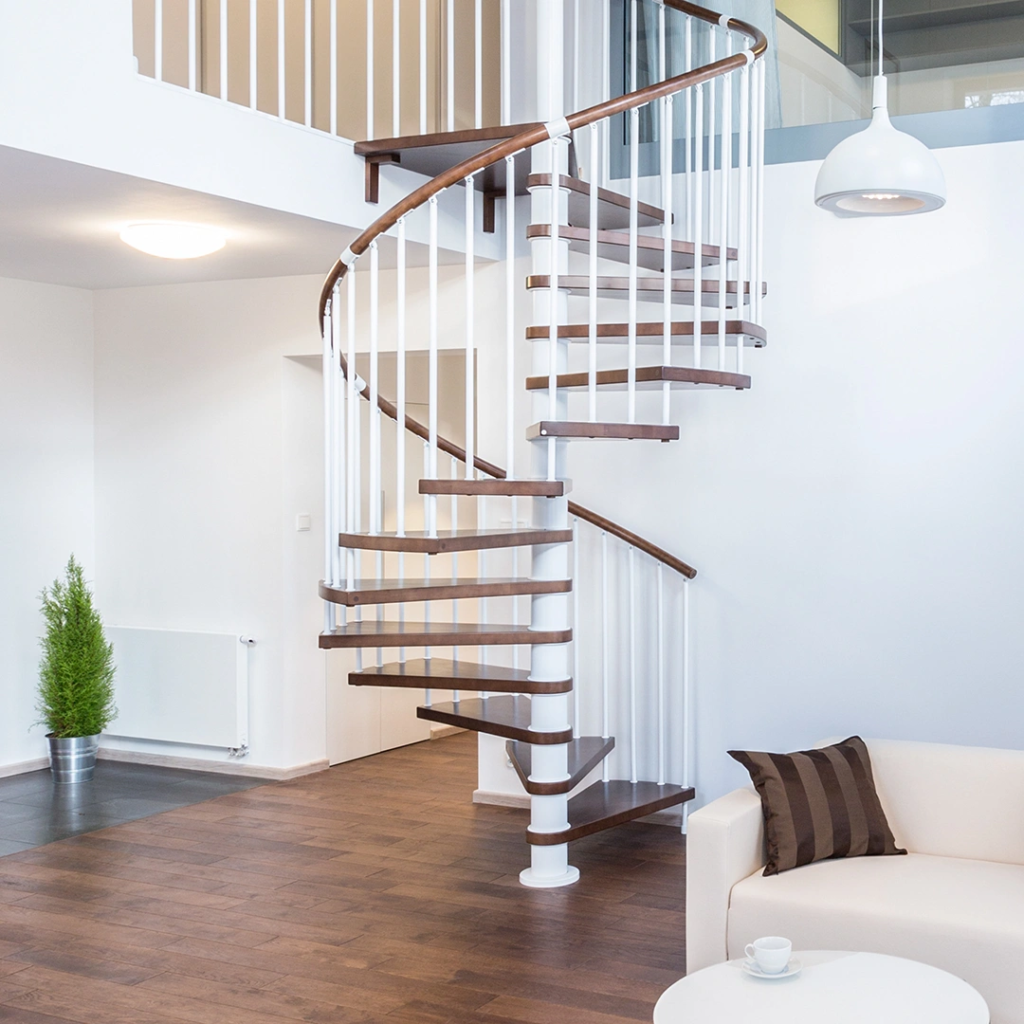 białe drewniane schody kręcone do nowoczesnego eleganckiego wnętrza