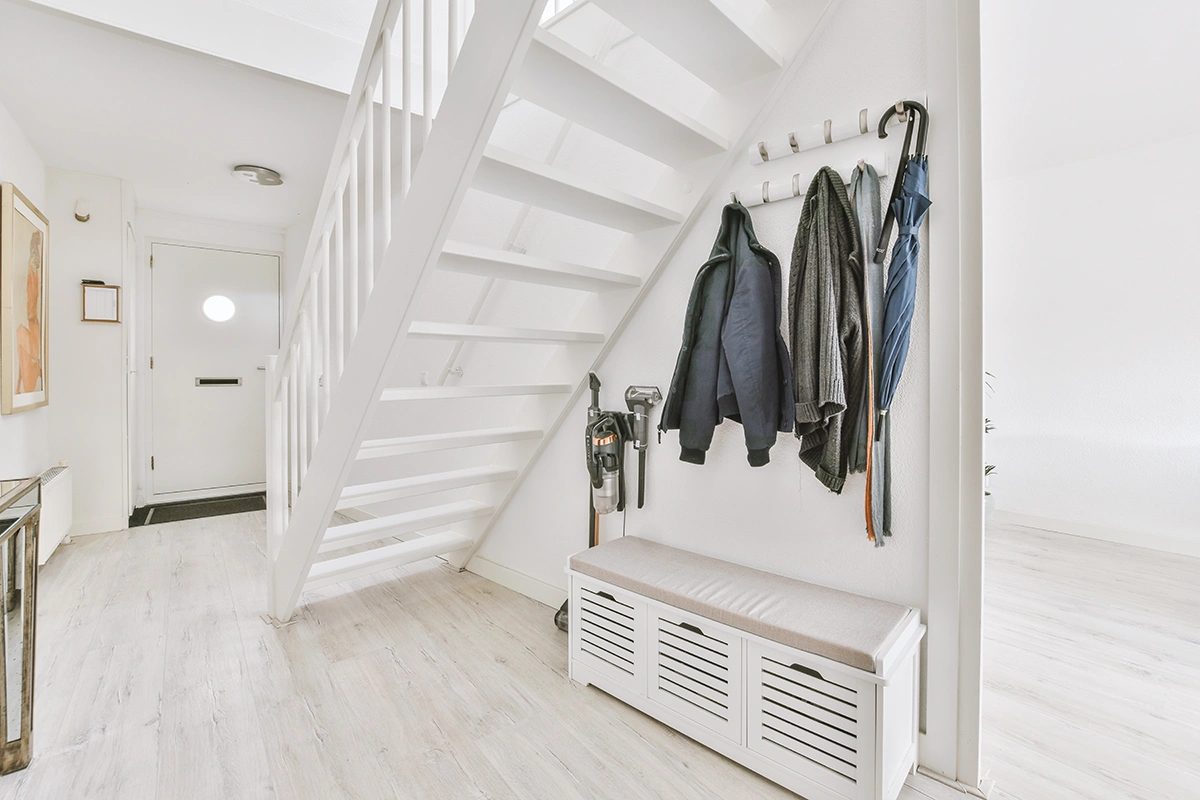białe proste schody drewniane w przedpokoju wnętrze nowoczesne
