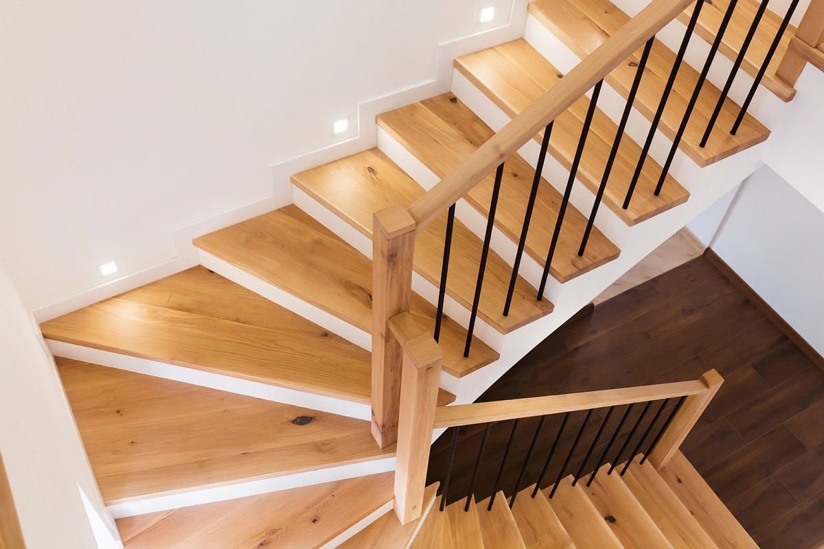 białe schody betonowe stopnie drewniane czarna balustrada stopnie naturalne drewno