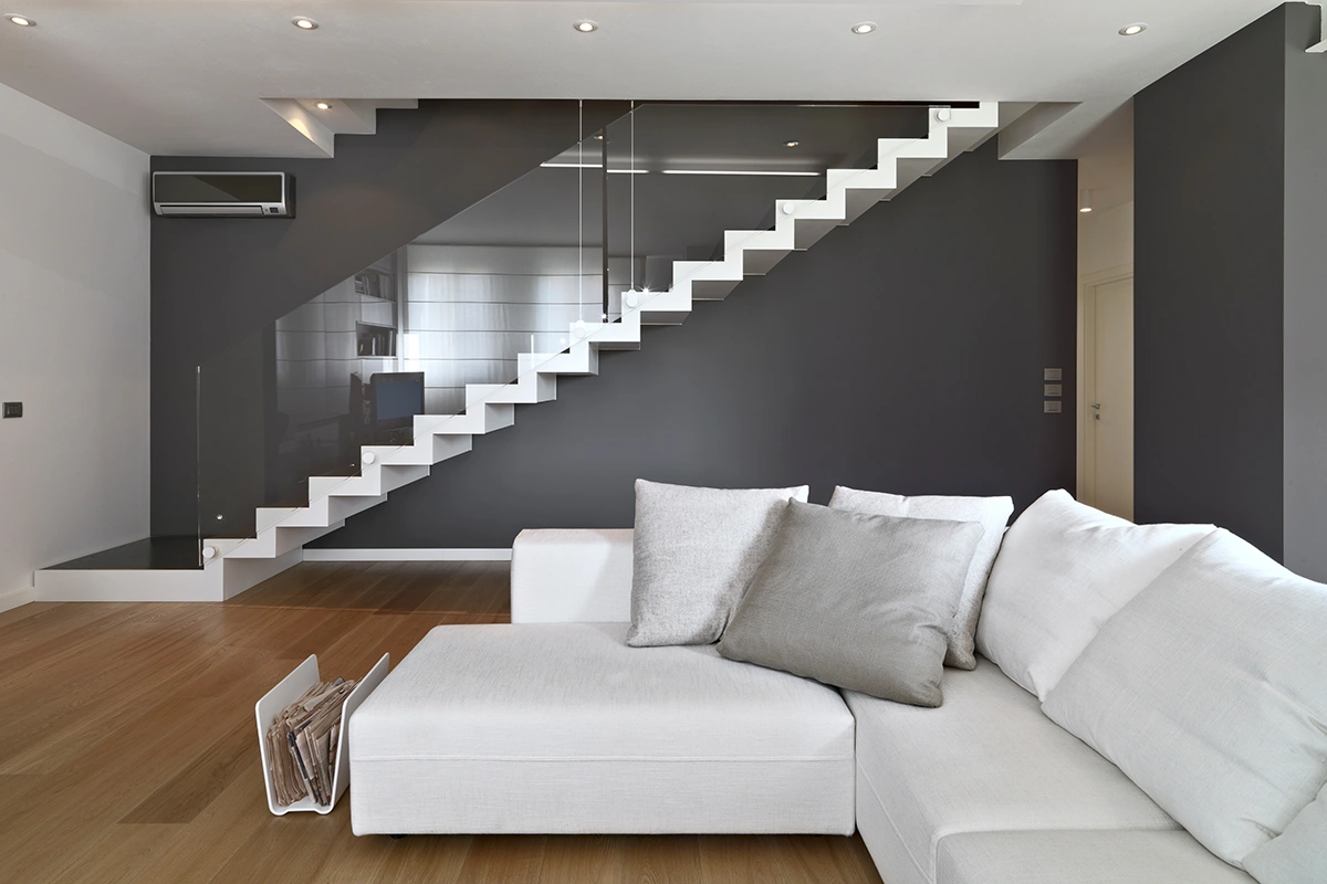 białe schody dywanowe w modernistycznym salonie typu loft - montaż schodów w Opolu