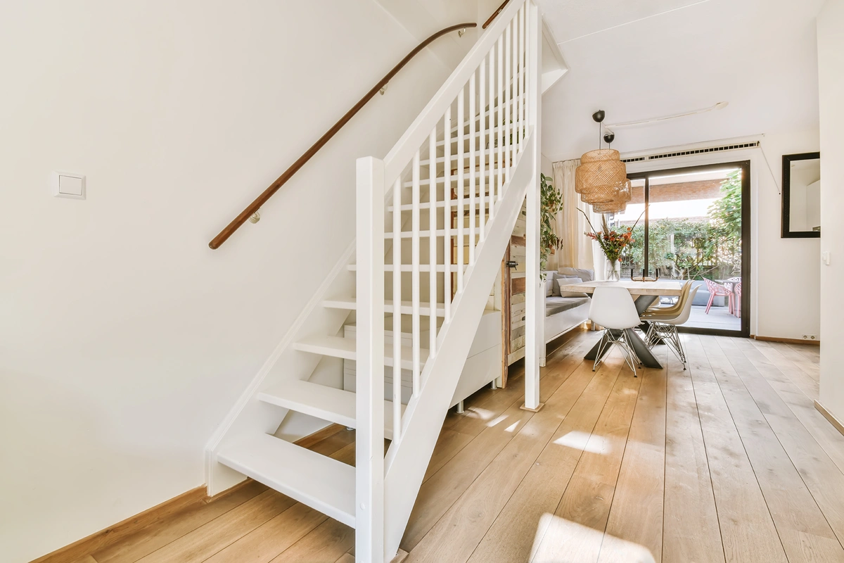 Inspiracja jak urządzić piękny nowoczesny salon ze schodami drewnianymi w Opolu
