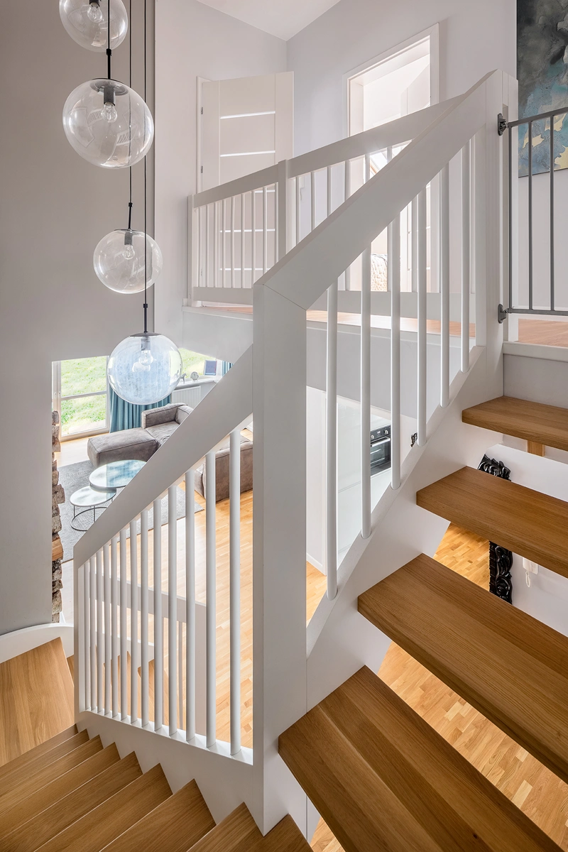 pomysł inspiracja salon białe schody drewniane nowoczesna aranżacja wnętrza