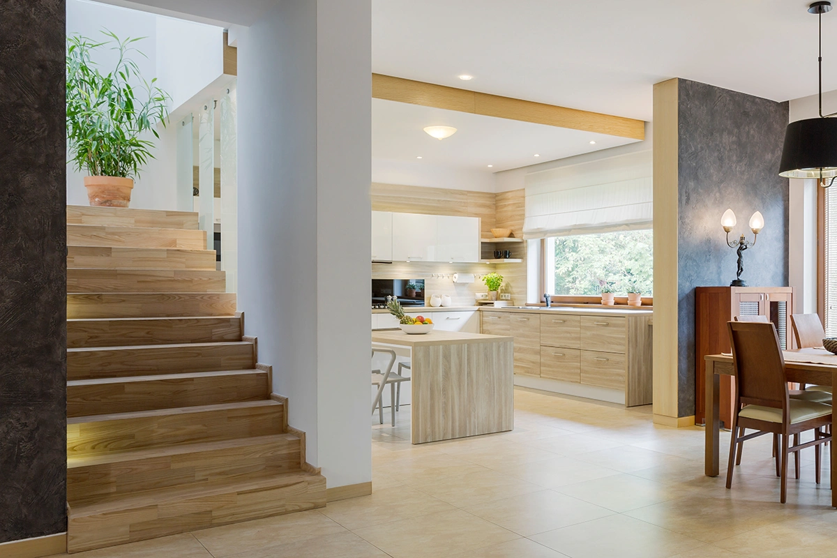 Opole schody dywanowe w nowoczesnym otwartym salonie z aneksem kuchennym