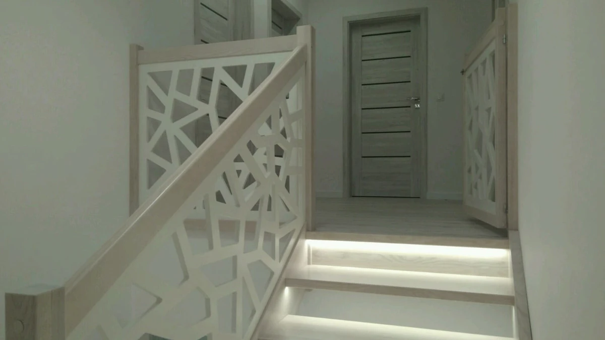 ażurowa barierka w schodach drewnianych geometryczne nieregularne kształty