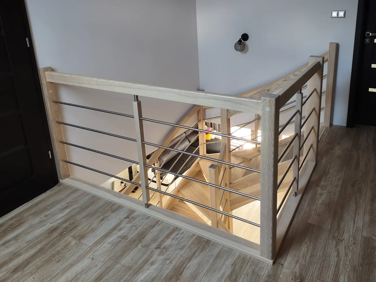 balustrada schodów jesionowych z metalowymi rurkami poziomymi drewno nie lakierowane