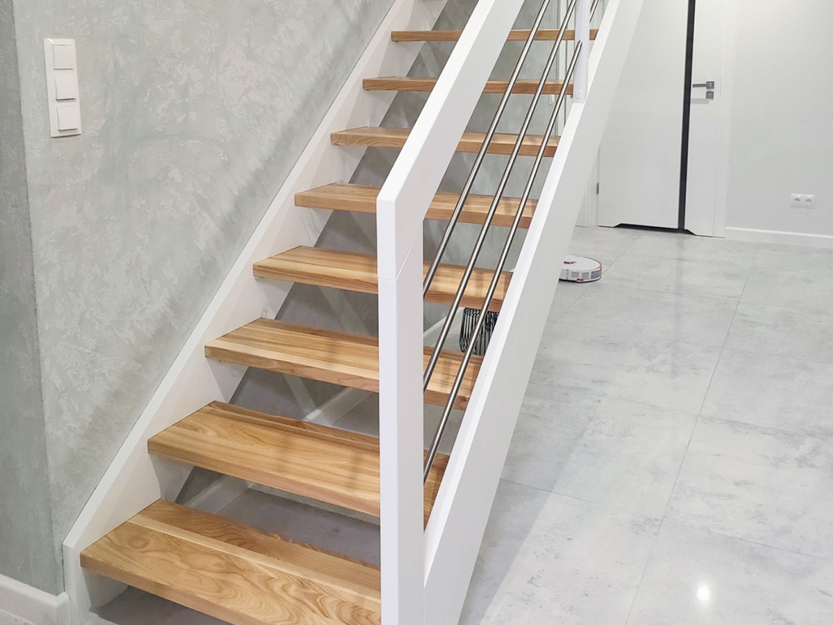 białe nowoczesne schody drewniane ściana z betonu architektonicznego