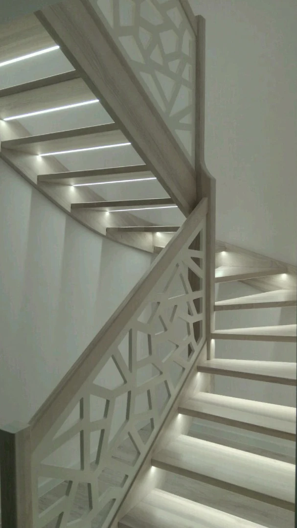 jasne schody drewniane jesionowe bielone balustrada ażurowa biała