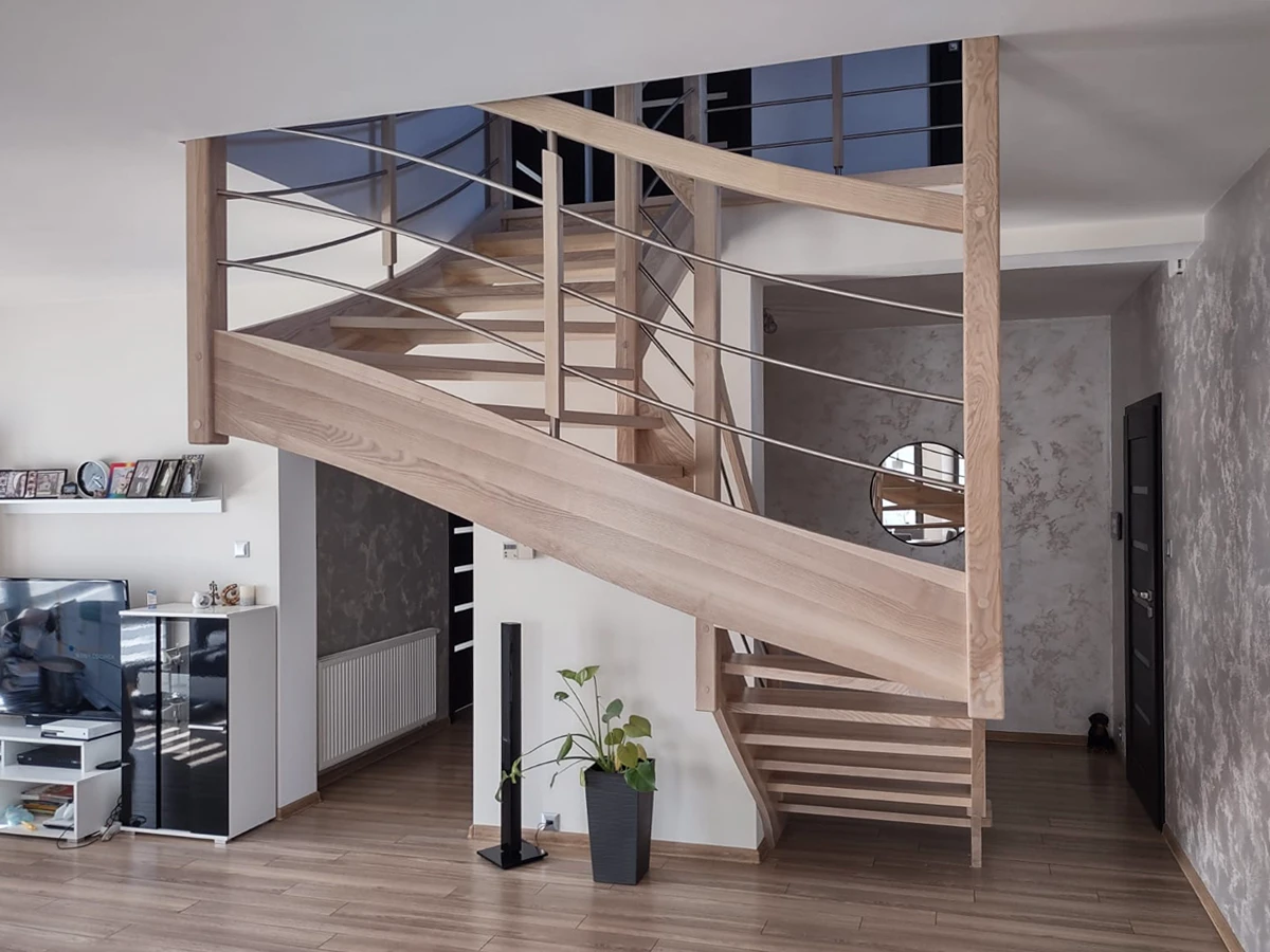 nowoczesna aranżacja salonu ze schodami drewnianymi dwubiegowymi z drewna jesionowego