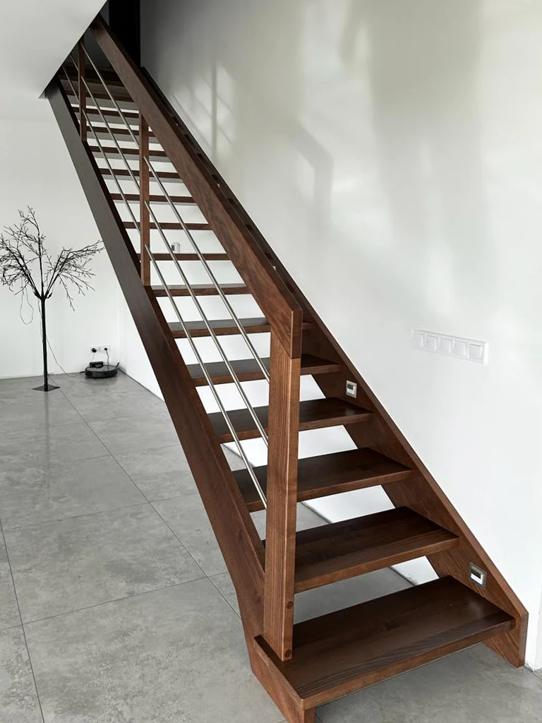proste schody drewniane bejcowane balustrada z elementami metalowymi