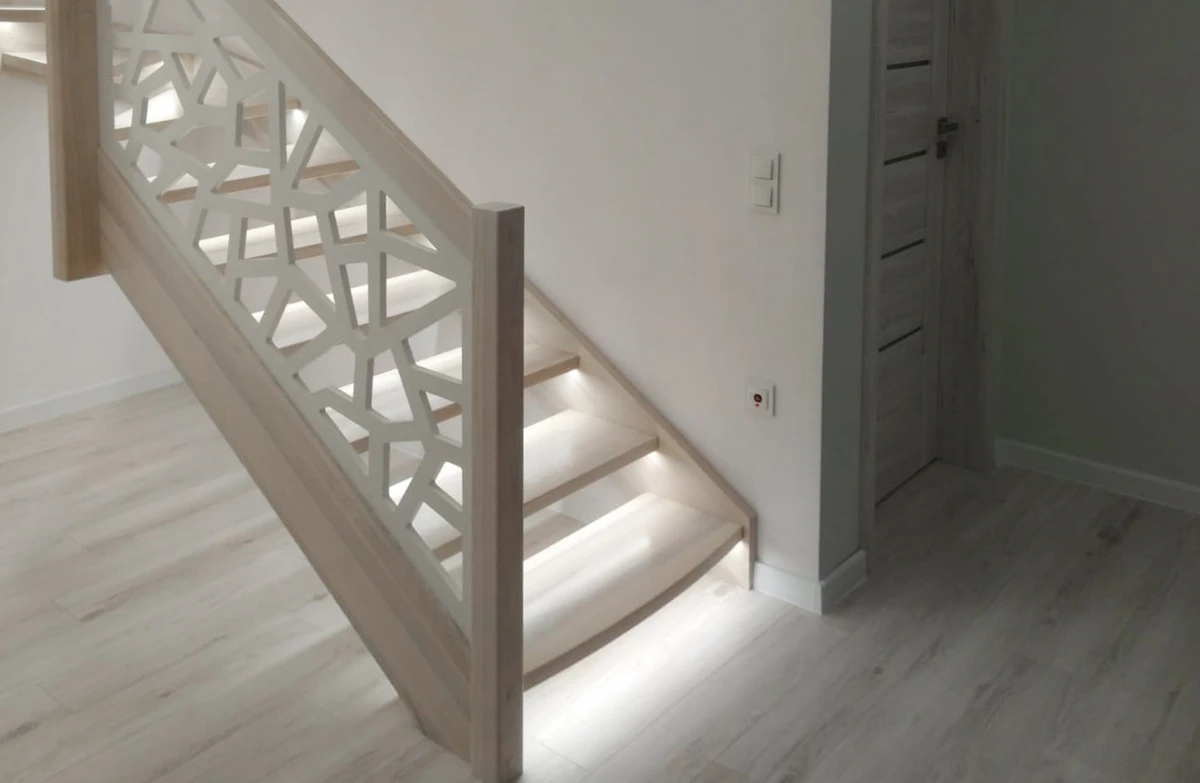 schody drewniane jasne bielone balustrada ażurowa oświetlenie stopni