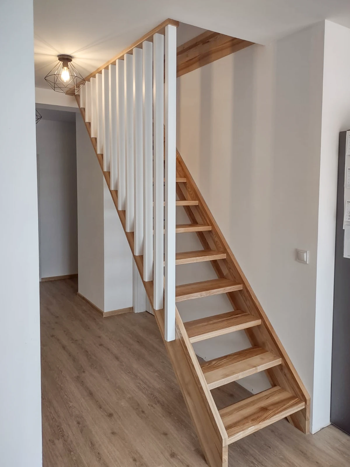schody proste z drewna jesionowego białe pionowe lamele