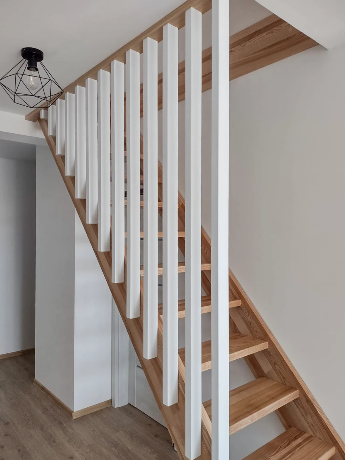 schody z białymi lamelami jesionowe proste nowoczesne aranżacja