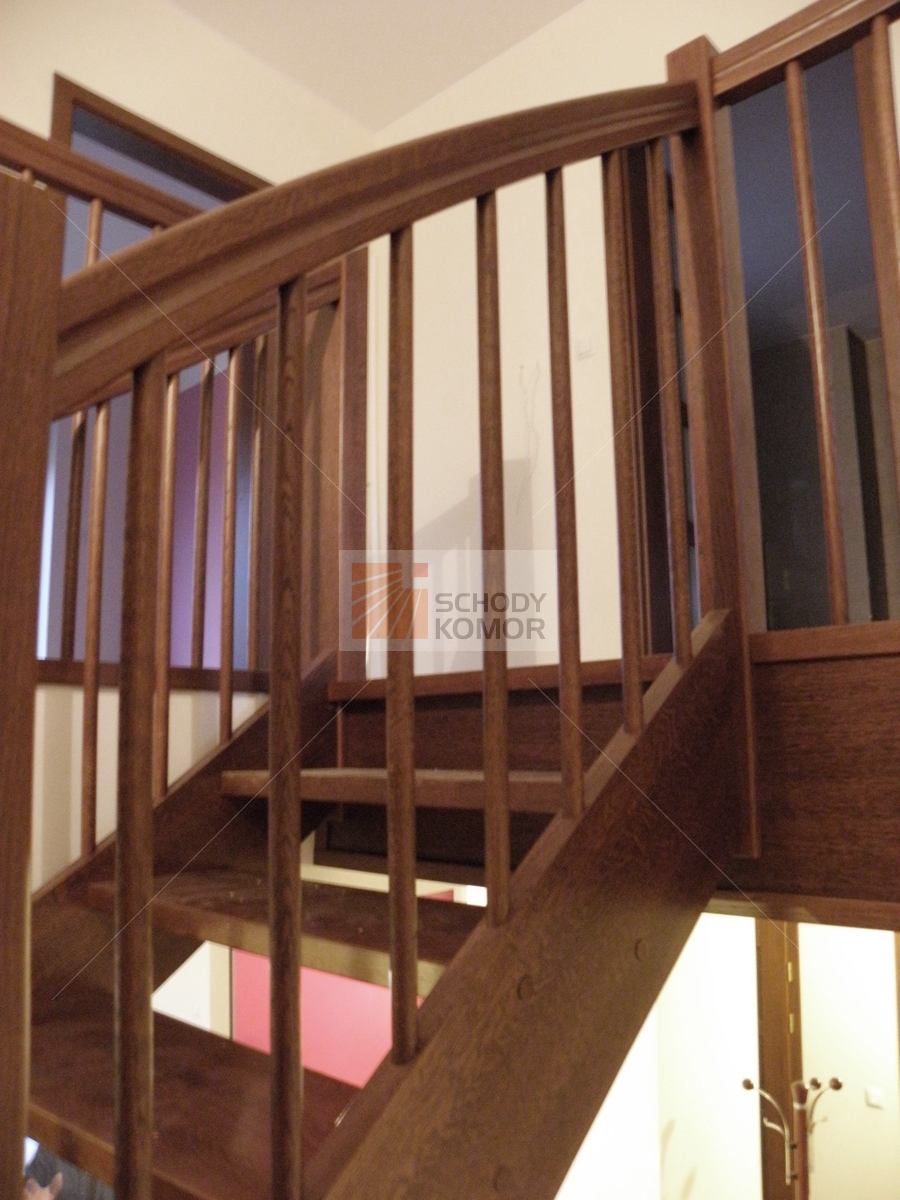 balustrada i tralki dębowe w schodach drewnianych opole
