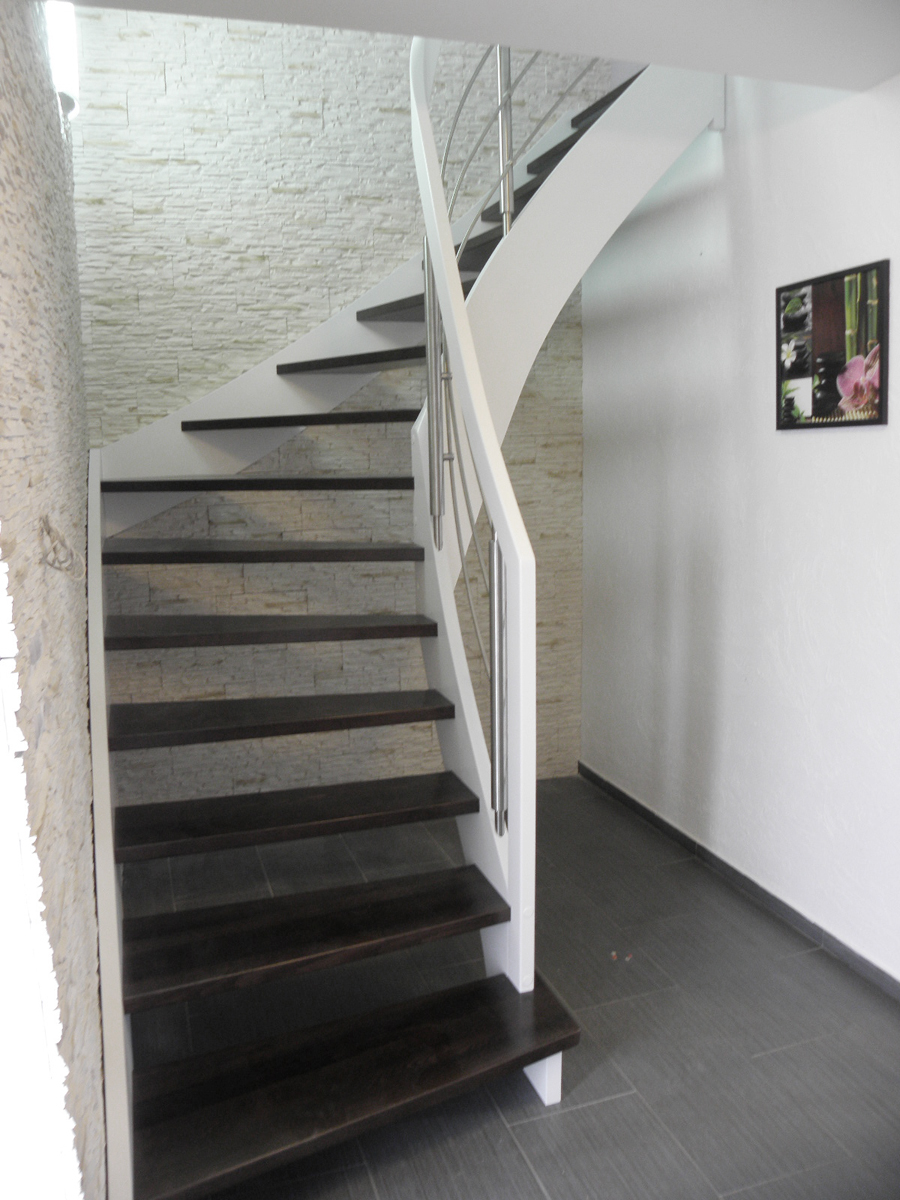 białe schody nowoczesne z gięta poraczą opole