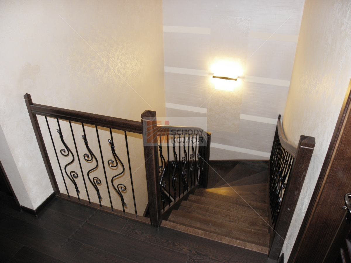czarne eleganckie drewniane schody z balustradą kutą ze stali