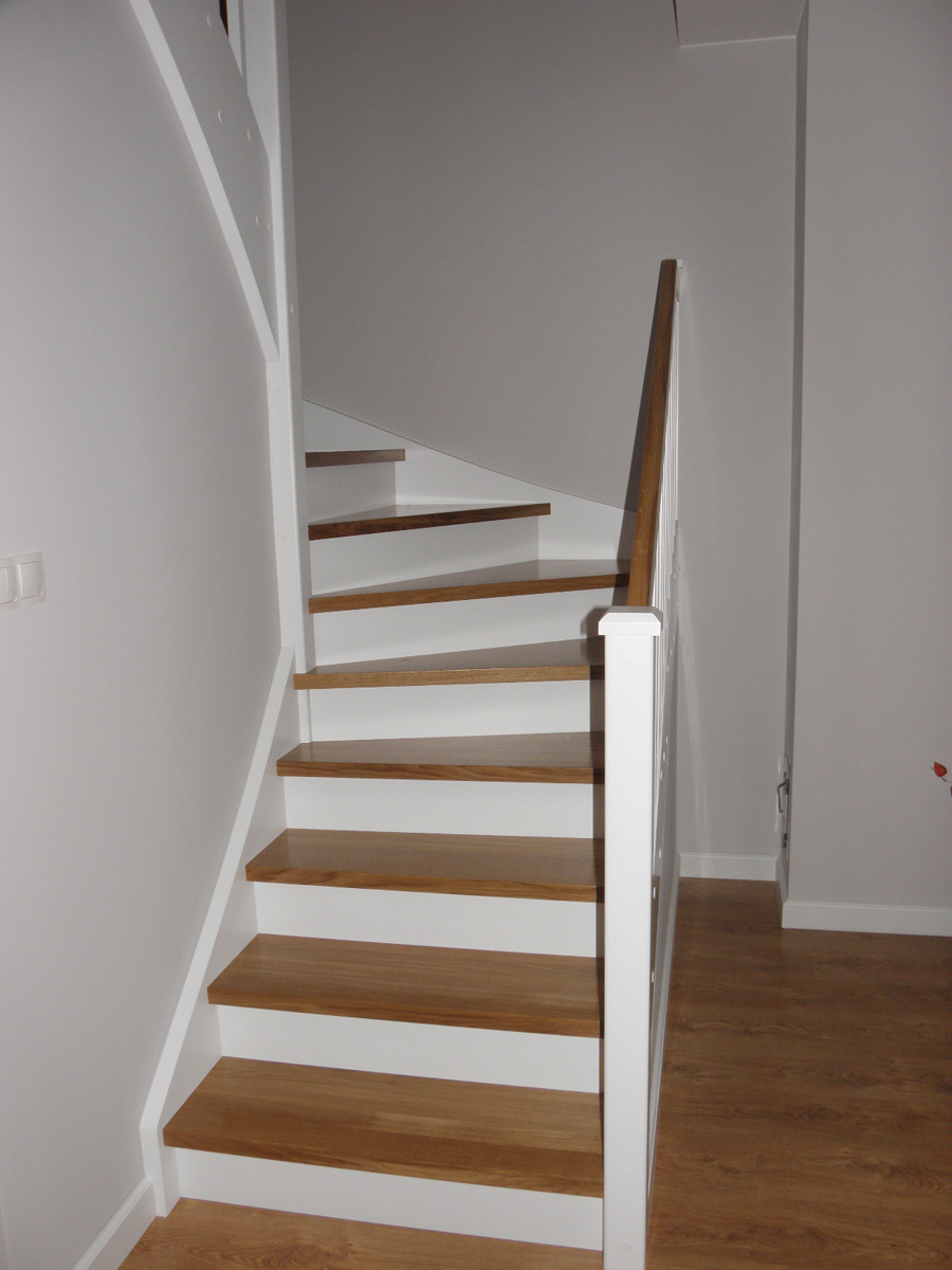 dom opole realizacja białe schody dębowe pełne stopnie