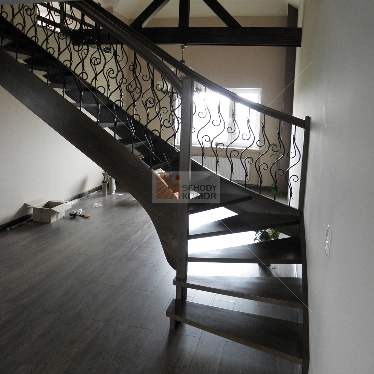 elementy metaloplastyki w schodach drewnianych