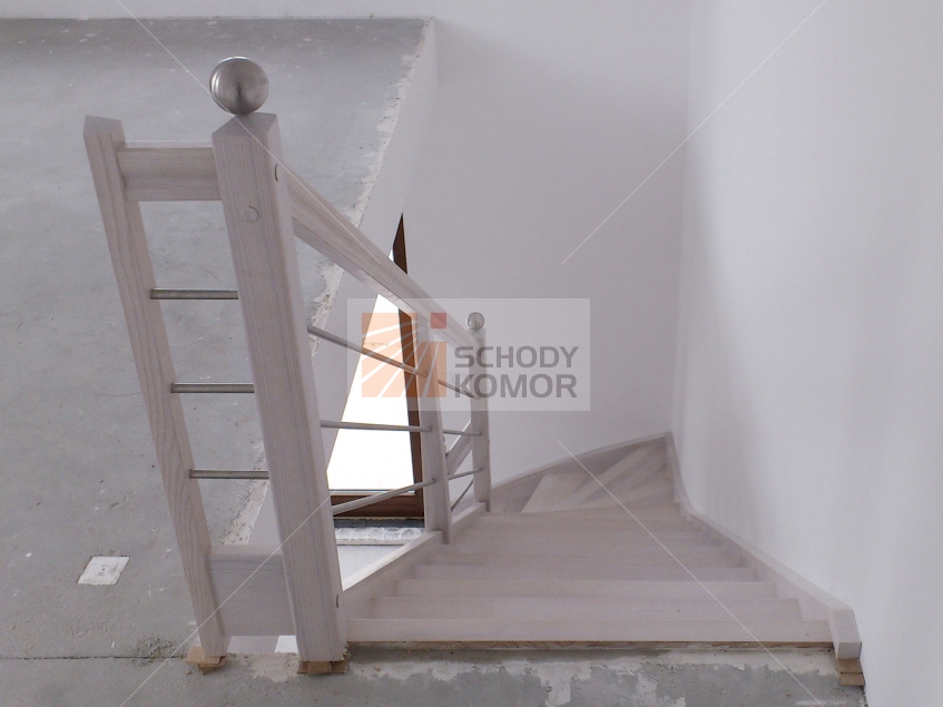 nowoczesne eleganckie schody bielone z jesionu policzkowe