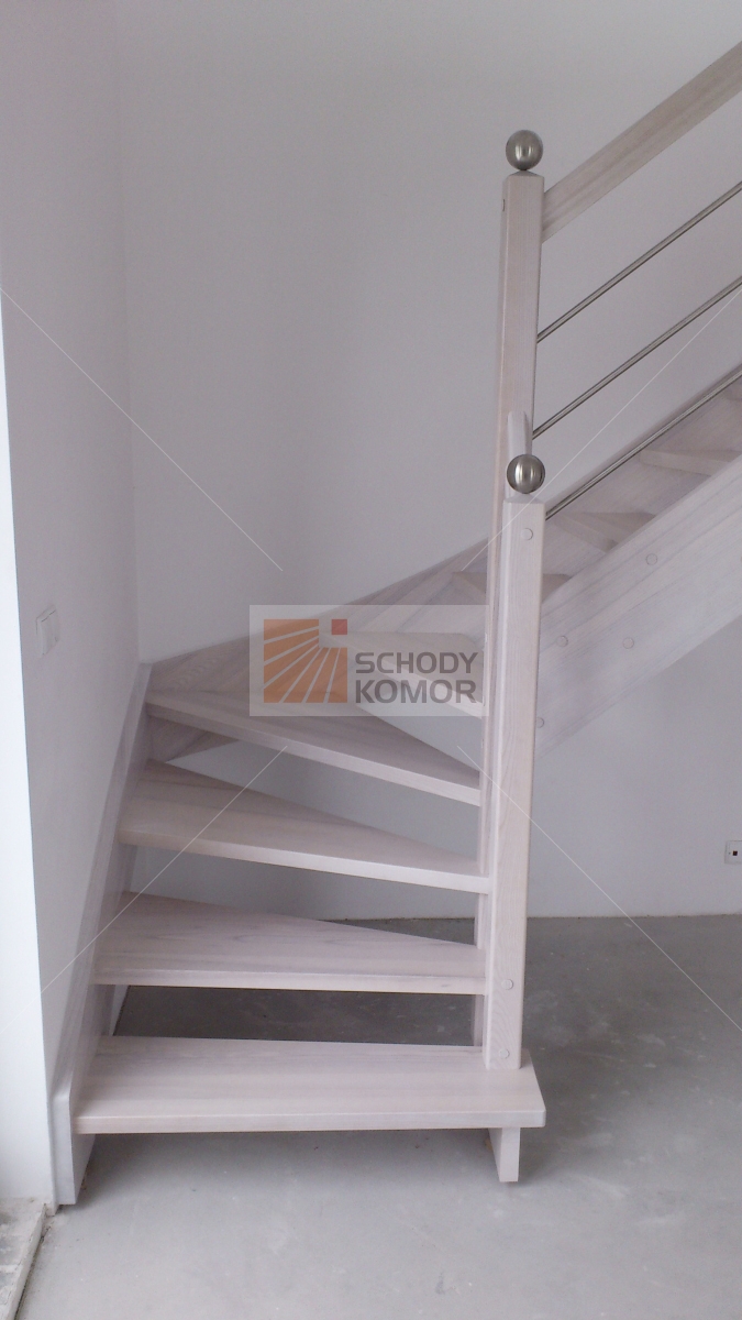 nowoczesne minimalistyczne schody drewniane bielone zabiegowe