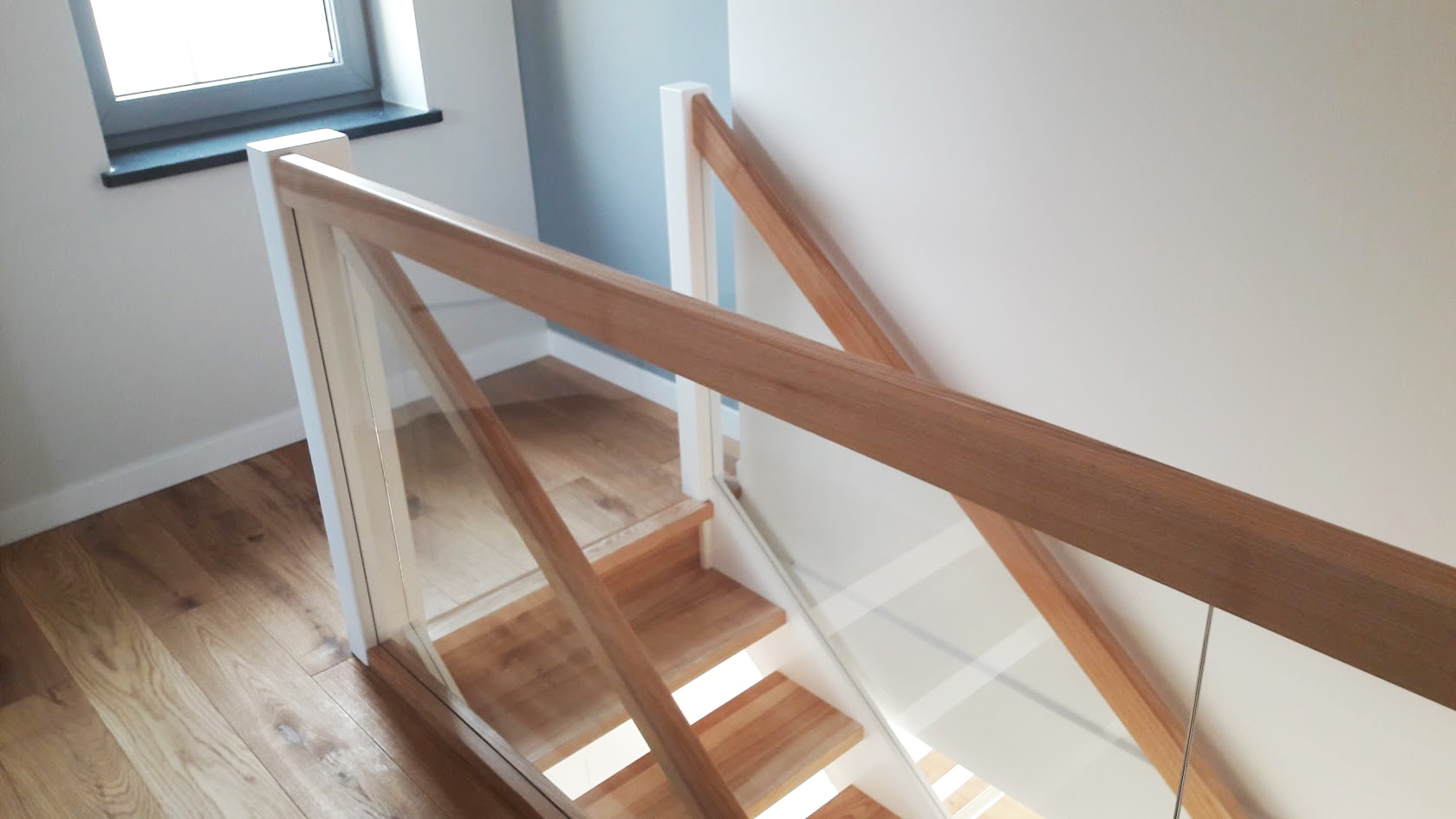 nowoczesne schody drewniane policzkowe ażurowe samonośne