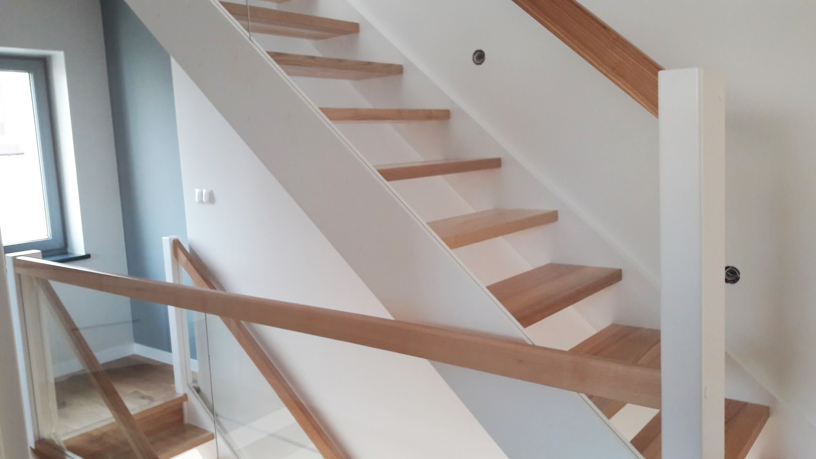 nowoczesne schody drewniane policzkowe